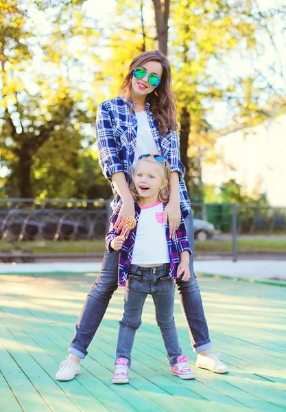 Moda joven madre e hija divirtiéndose en la ciudad —  Fotos de Stock
