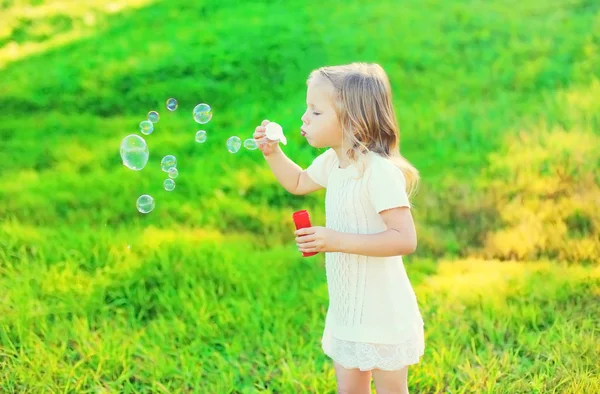 Mutlu küçük kız çocuk yaz günde sabun köpüğü üfleme — Stok fotoğraf