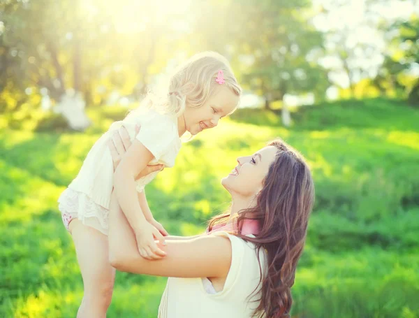 Feliz sorrindo mãe e filha criança se divertindo juntos em s — Fotografia de Stock