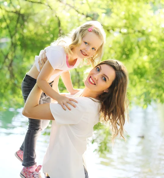 Portret gelukkig lachend moeder en kind dochter plezier in s — Stockfoto