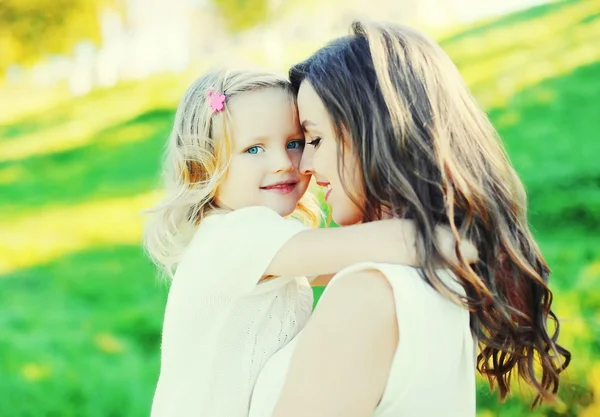 Porträt glücklich lächelnde Mutter umarmt Kind Tochter Nahaufnahme in — Stockfoto