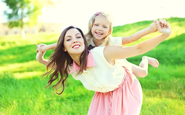 Retrato de mãe feliz e criança juntos se divertindo no verão — Fotografia de Stock