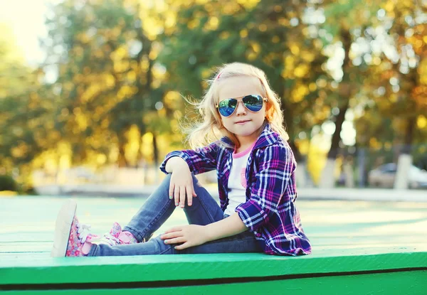 Стильный ребенок в солнцезащитных очках и чеканной рубашке, сидящий я — стоковое фото
