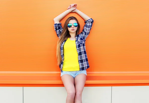 Moda menina bonita vestindo um óculos de sol e shorts na cidade sobre — Fotografia de Stock