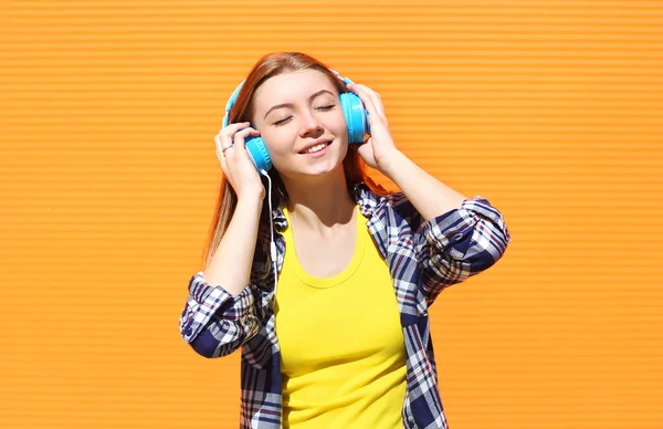 Glücklich lächelndes Mädchen hört zu und genießt die gute Musik im Kopfhörer — Stockfoto