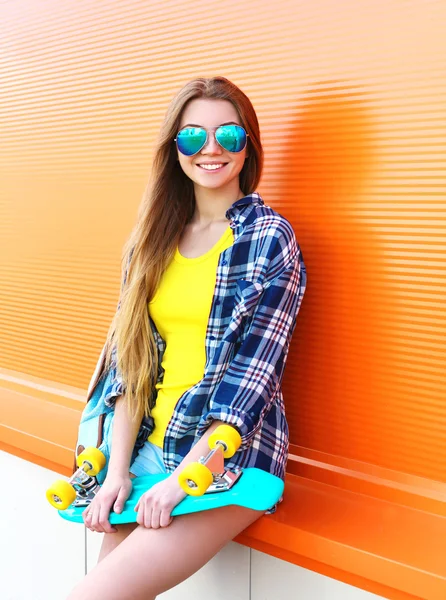 Mutlu gülümseyen güzel sarışın kız paten ile güneş gözlüğü takıyor — Stok fotoğraf