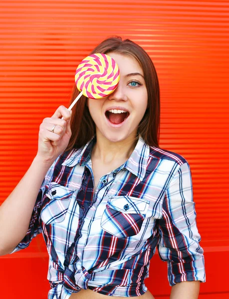 Porträt glückliches Mädchen mit süßem Karamell-Lutscher — Stockfoto