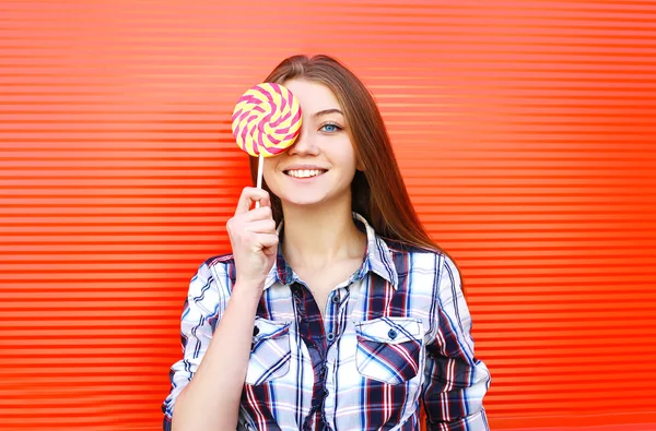 Retrato feliz joven sonriente con dulce caramelo lollipop ha — Foto de Stock
