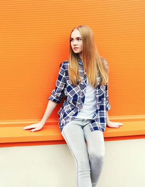 Mode vrij blond meisje in stad over kleurrijke oranje CHTERGRO — Stockfoto