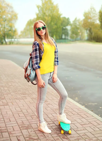 Fashion gadis pirang cantik dengan skateboard berpose di kota — Stok Foto