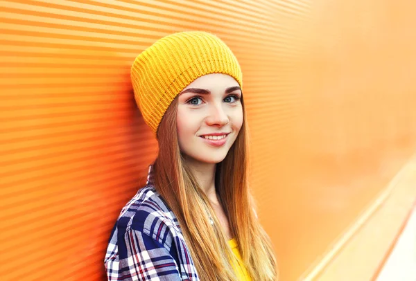 Portrait closeup beautiful young girl in yellow hat over colorfu — Stock Photo, Image