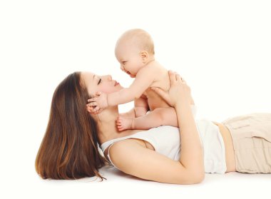 Mutlu anne ile küçük bebek beyaz bir arka plan üzerinde oynama