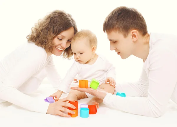 Familie zusammen, Eltern und Baby spielen mit buntem Spielzeug — Stockfoto