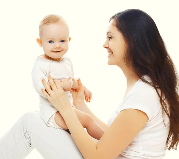 Feliz sorrindo mãe e bebê se divertindo juntos em um bac branco — Fotografia de Stock