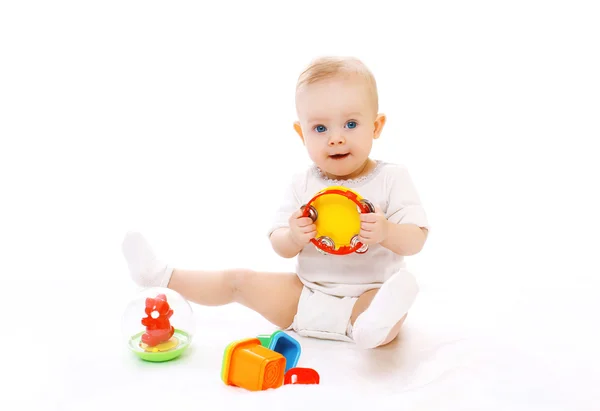 Bonito bebê brincando com brinquedos no fundo branco — Fotografia de Stock