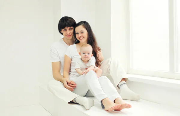 Szczęśliwe rodziny, matki i ojca z domu dziecka w białym pokoju nea — Zdjęcie stockowe