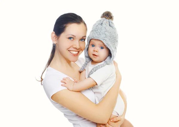 Feliz madre sonriente y bebé sobre fondo blanco —  Fotos de Stock