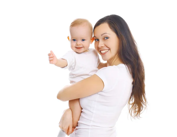 Feliz madre sonriente abrazando al bebé sobre fondo blanco — Foto de Stock