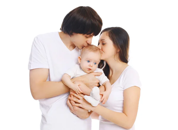 Feliz familia joven, madre y padre besando al bebé en la espalda blanca —  Fotos de Stock