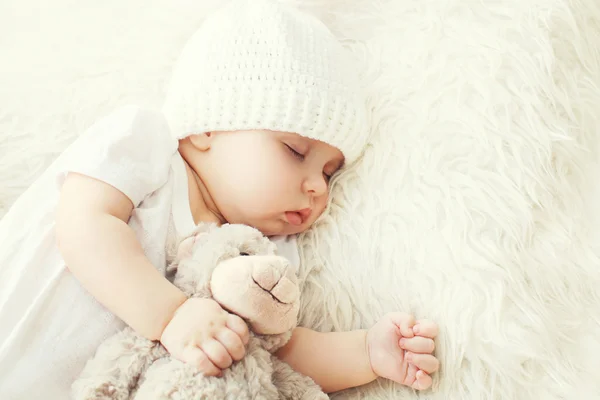 Söt baby sover på vit säng hemma närbild — Stockfoto