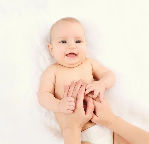 Bonito pouco bebê massagem, criança e saúde conceito — Fotografia de Stock