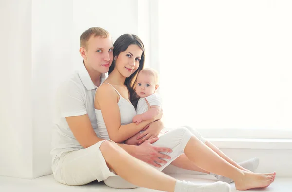Glückliche Familie zusammen, Mutter und Vater mit Baby zu Hause in weiß — Stockfoto