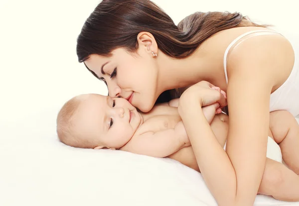 Retrato feliz jovem mãe amorosa beijando seu bebê — Fotografia de Stock