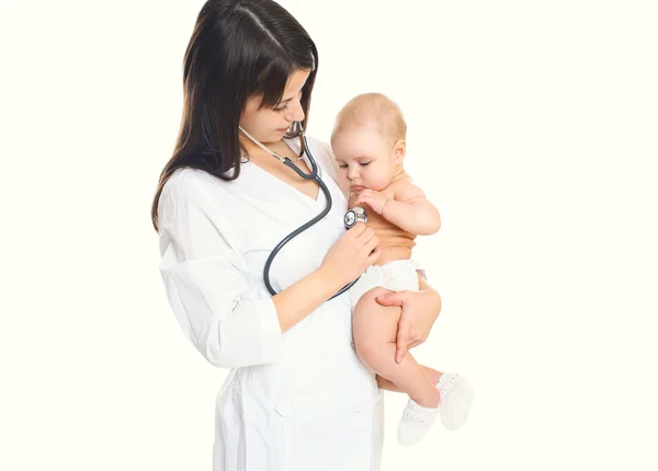 Mulher médico escuta o coração de uma criança no fundo branco — Fotografia de Stock