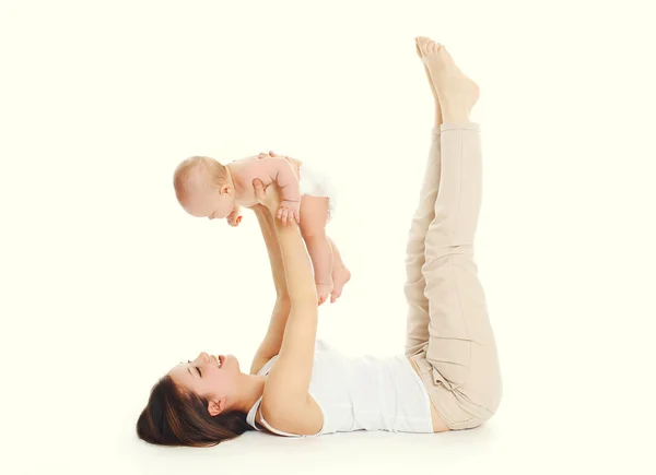 Felice madre giocando con il bambino su uno sfondo bianco — Foto Stock