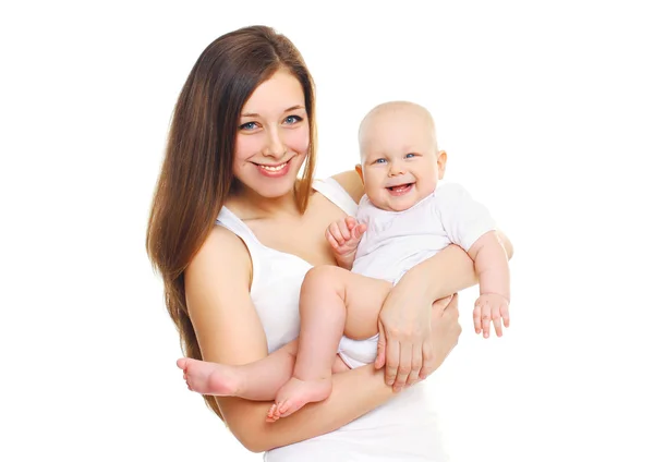 Feliz madre sonriente jugando con el bebé sobre fondo blanco — Foto de Stock