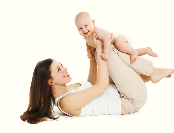 Glada leende mamma leker med barnet på en vit bakgrund — Stockfoto