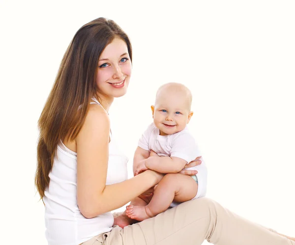 Feliz jovem mãe e bebê em um fundo branco — Fotografia de Stock