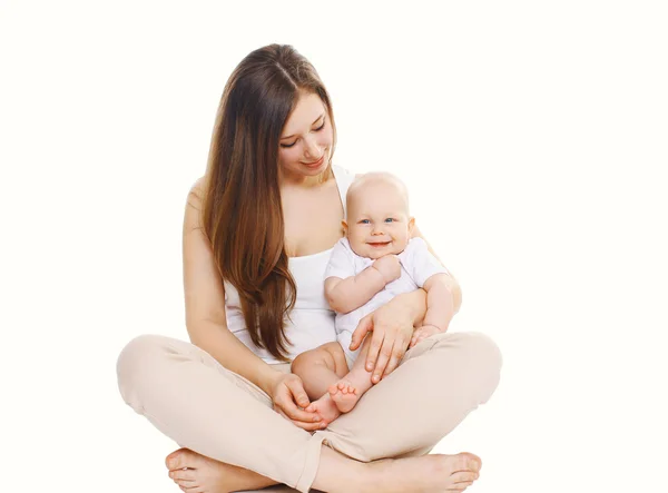 Mutlu genç anne ile bebek beyaz bir arka plan üzerinde oturan — Stok fotoğraf