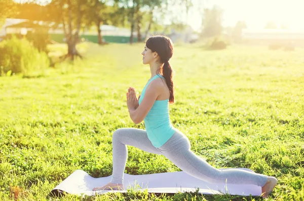 Yoga vrouw doen stretching oefeningen op gras in zonnige zomer d — Stockfoto