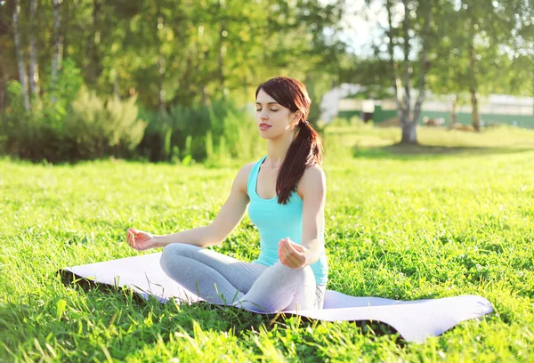 Yoga-Frau meditiert an Sommertagen im Gras — Stockfoto