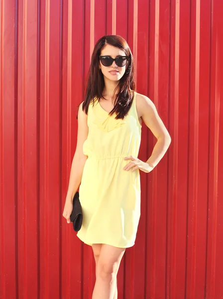 Fashion beautiful brunette woman wearing a yellow dress and sung — Stock Photo, Image