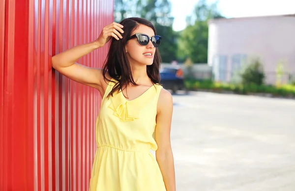 Moda hermosa mujer con un vestido amarillo y gafas de sol en —  Fotos de Stock