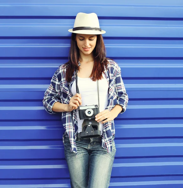 Mujer bonita con sombrero de paja y camisa a cuadros con retro — Foto de Stock