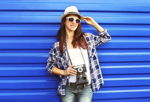 Красивая женщина в соломенной шляпе, солнечных очках, клетчатой рубашке с — стоковое фото