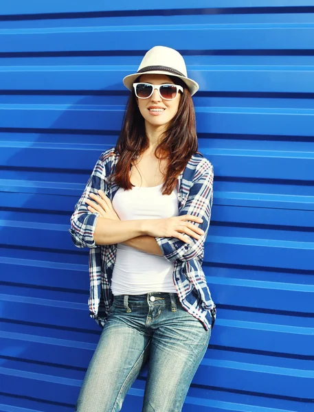 Hezká žena nosí slaměný klobouk, sluneční brýle a kostkovaná košile — Stock fotografie