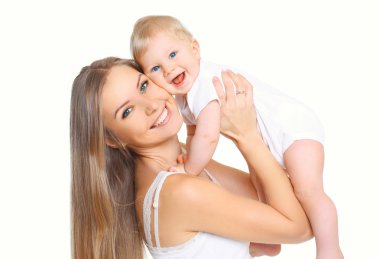 Anne ve bebek üzerinde beyaz backg birlikte eğleniyor gülümseyen mutlu