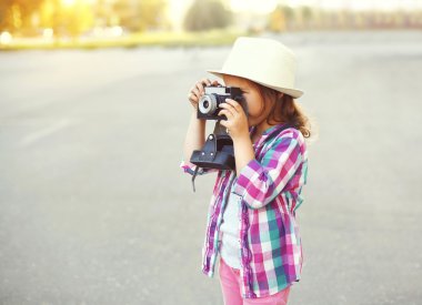 Küçük kız çocuğu ile anlık görüntü işi açık havada, pro retro fotoğraf makinesi