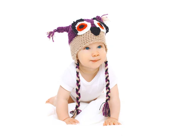 Bebê bonito em tricô chapéu rasteja em um fundo branco — Fotografia de Stock