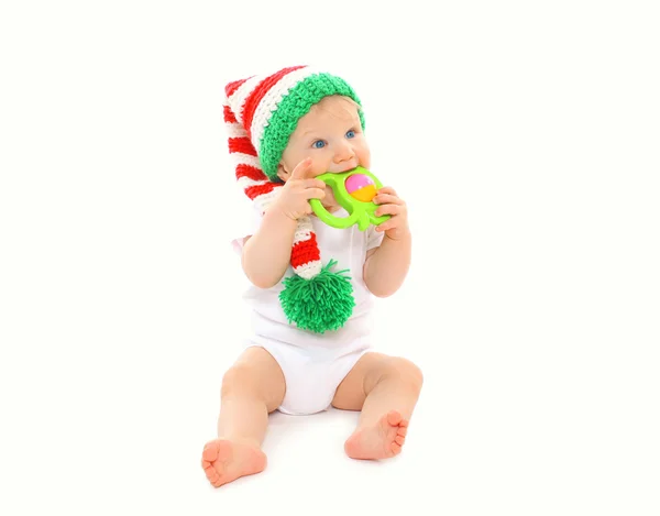 Bebê em chapéu de malha brincando com brinquedo no fundo branco — Fotografia de Stock