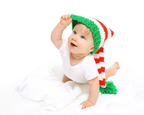 Happy cute smiling baby in knitted hat crawls on white backgroun — Stock Photo, Image