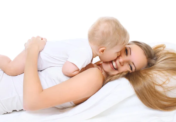 Happy leende mor och barn spelar tillsammans på sängen — Stockfoto