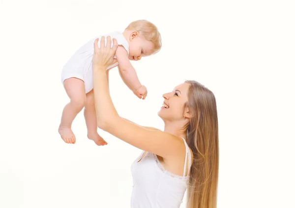 Feliz sorrindo mãe brincando com o bebê em um fundo branco — Fotografia de Stock