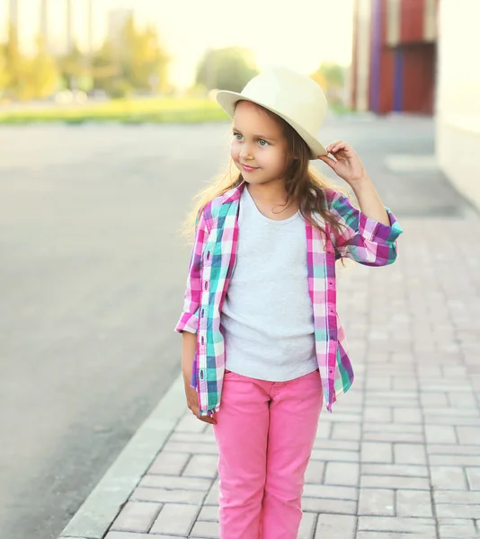 美丽小女孩穿着粉红色格仔的恤衫及 h — 图库照片