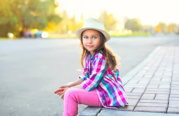 Damalı pembe gömlek ve h giyen güzel küçük kız çocuk — Stok fotoğraf