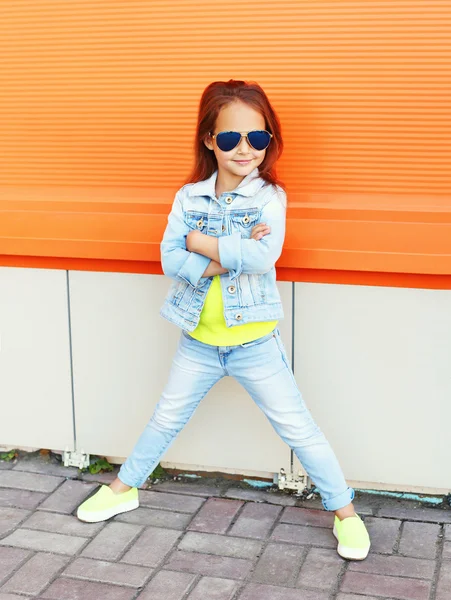 Hermosa niña pequeña con gafas de sol y un paño vaquero —  Fotos de Stock